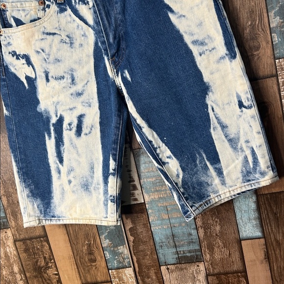 Levi's Premium Blue and White bleached Denim Shorts - Picture 3 of 14